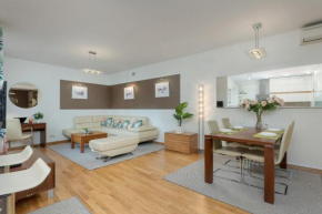 Cosy Apartment with Parking in the city centre Warszawa by Noclegi Renters